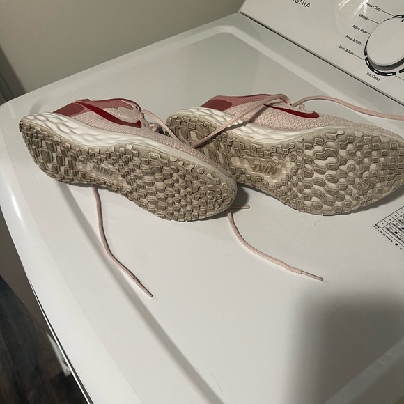 Nike womens Pink tennis shoes - Picture 2 of 4